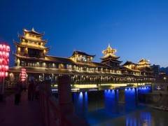 宜昌到恩施旅游_恩施土司城+女儿城+梭布垭2日游图3