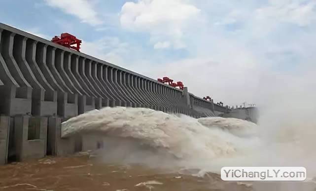 三峡大坝开始泄洪