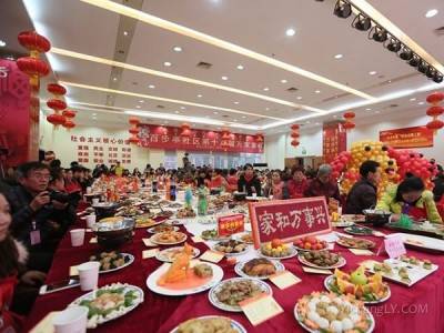 疫情之下:武汉社区办万家宴4万户家庭共叙邻里情