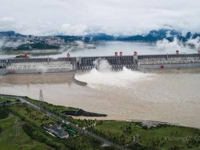 三峡今年首次泄洪