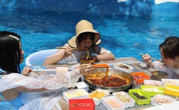 重庆游客坐冰桶里吃火锅