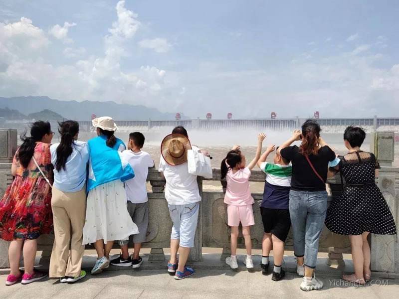 三峡大坝迎来今年第100万名游客