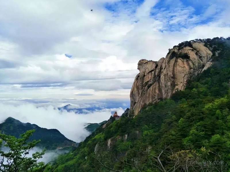 龜峰山景區風景優美,空氣清新,還集結了吃喝玩樂眾多區域,一站式的