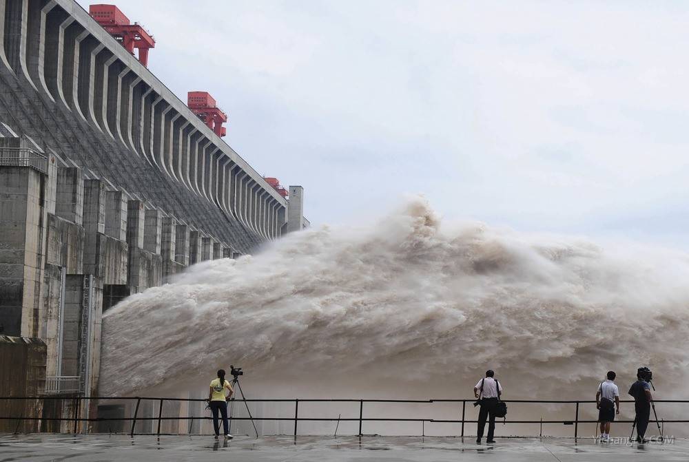 三峽大壩泄洪圖片