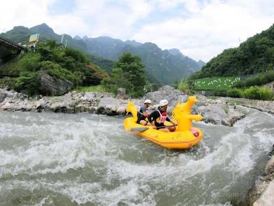 2023年中國宜昌朝天吼自然水域漂流大賽在興山揮槳開賽