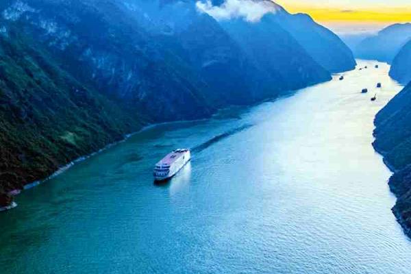 【世纪系列】长江三峡[世纪凯歌]游船  打破常规设计思路，从游客出游需求出发，让旅行化繁为简