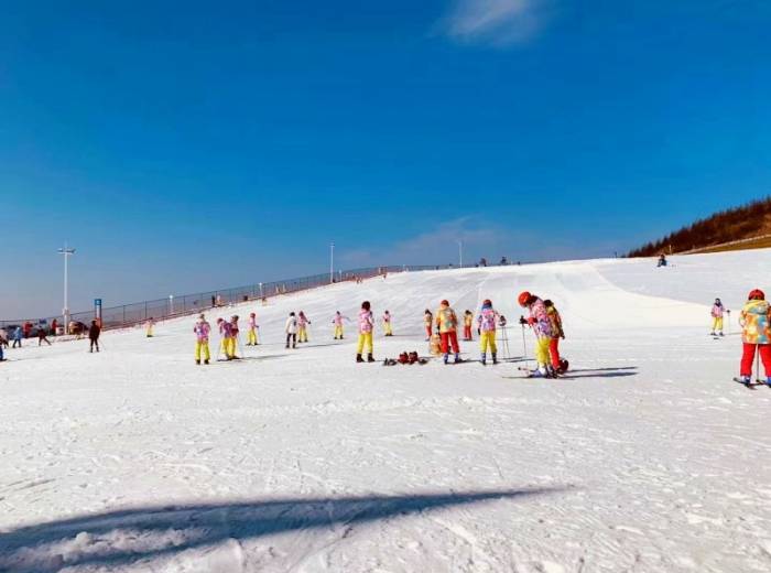 宜昌到五峰滑雪二日游 住五峰假日游酒店享受双滑刺激图3