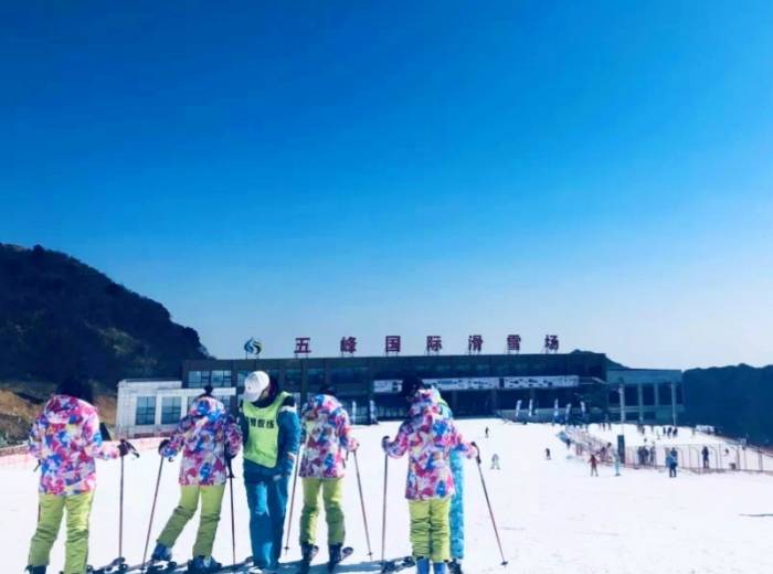 宜昌到五峰滑雪二日游 住五峰假日游酒店享受双滑刺激图1
