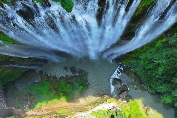 想去三峡大瀑布景区，可以坐什么公共交通车比较方便？
