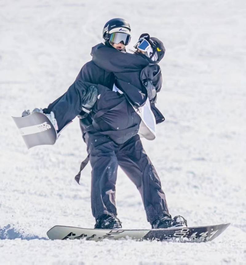百里荒抱着滑雪