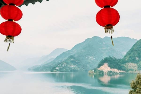 香港-宜昌包机首飞的182名百家同业旅行社考察团走进清江画廊参观考察