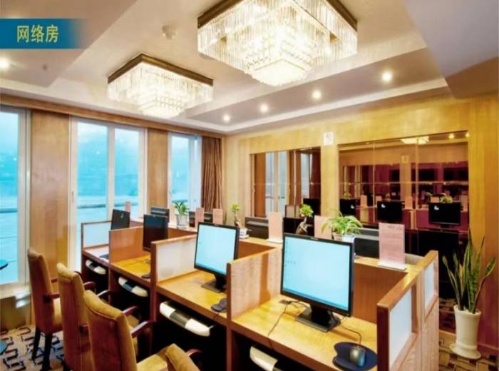 2025年星际水晶豪华游轮重庆到宜昌4天3晚行程图2