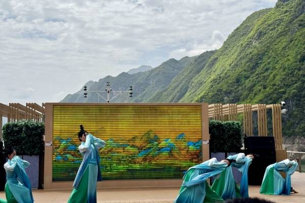 世纪江山如诗游船会举办哪些演出和活动？演出时间如何安排？