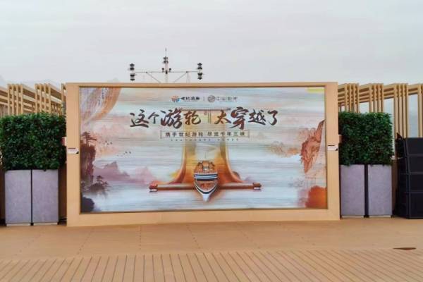 乘坐长江三峡世纪江山如诗一日游游船，与其他三峡游船相比，zui大的特色是什么？