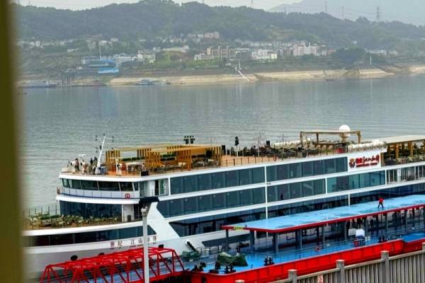 世纪江山如诗游船的首航时间是什么时候？世纪江山如诗游船的载客量是多少？