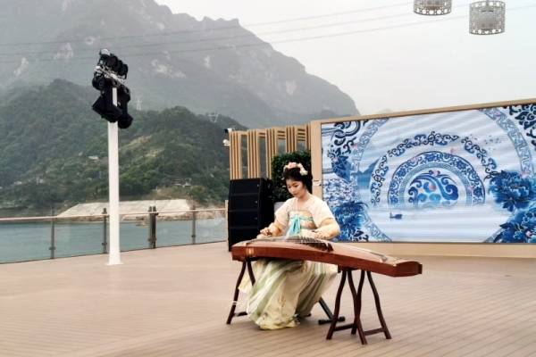 长江三峡世纪江山如诗一日游船上有哪些娱乐设施和活动？