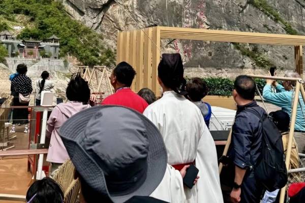 世纪江山如诗游船上有没有专业讲解服务，收费吗？