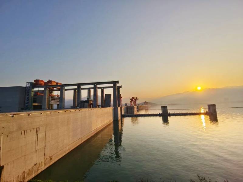 夕阳下的三峡大坝