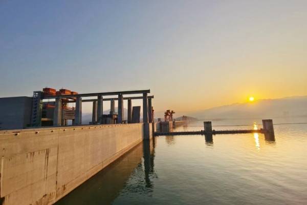 两坝一峡臻享全域游会过葛洲坝船闸和三峡升船机吗