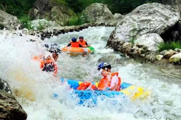 朝天吼漂流具体在什么位置？交通方便吗？怎么预订？