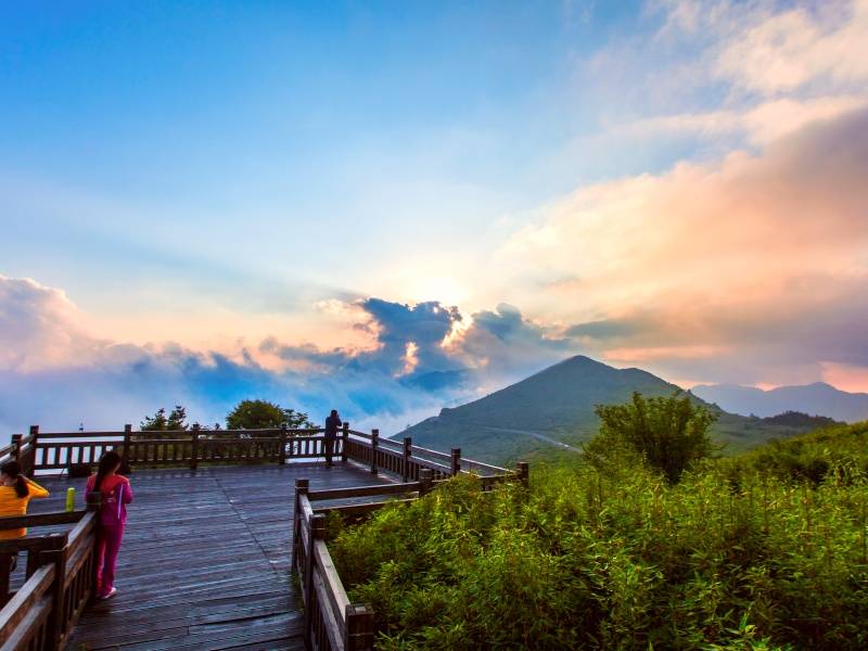 作品名：七彩云,拍摄于神农顶，作者：孙洪林，地址：十堰市政府办老干科，电话：18986888115的副本_副本