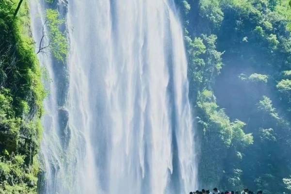 三峡大瀑布穿瀑新体验，穿瀑体验+悬崖观光电梯+飞拉达