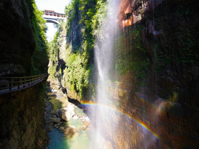 云龙地缝-彩虹瀑布_副本