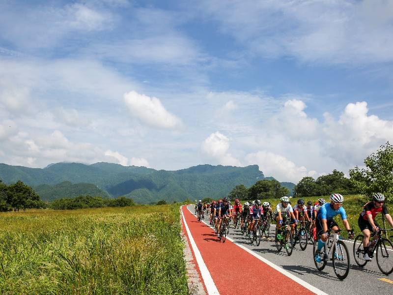 《九湖竞速》时间：2017年，地点：大九湖，作者：郭裕铭，电话：18772830527，地址：神农架林区报社_副本