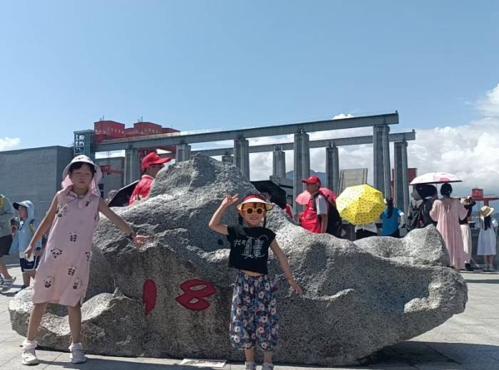 两坝一峡+三峡人家+三峡大坝+三峡升船机那个更好玩？成年人不做选择，都去图1