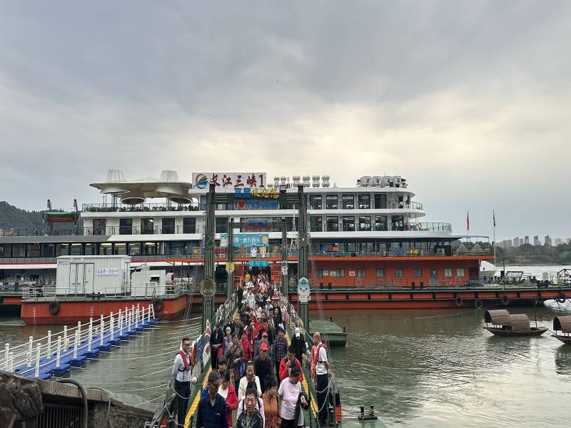 三峡游客中心停靠的两坝一峡游船