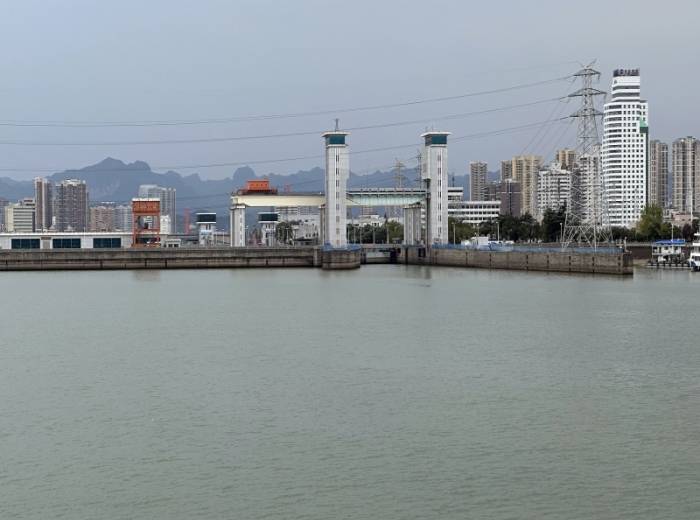 过葛洲坝船闸/看三峡大坝_宜昌两坝一峡一日旅游线路详解图3