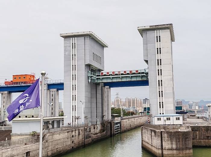 过葛洲坝船闸/看三峡大坝_宜昌两坝一峡一日旅游线路详解图1