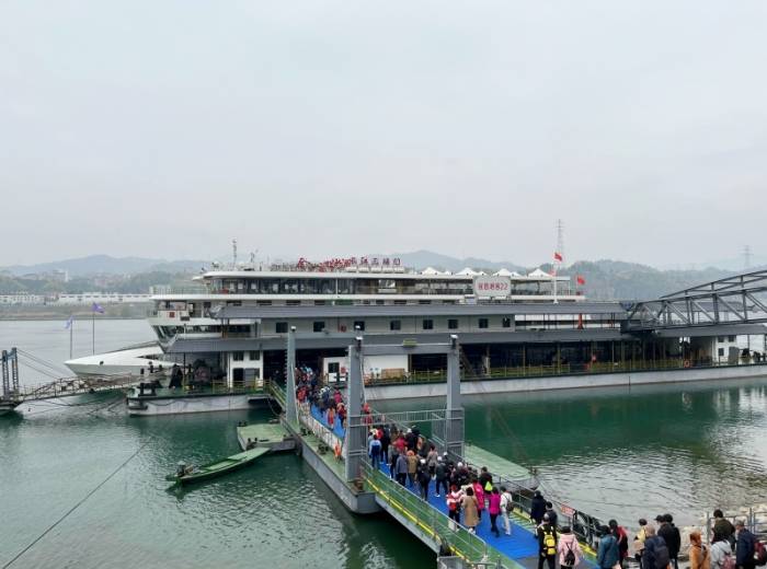 过葛洲坝船闸/看三峡大坝_宜昌两坝一峡一日旅游线路详解图4